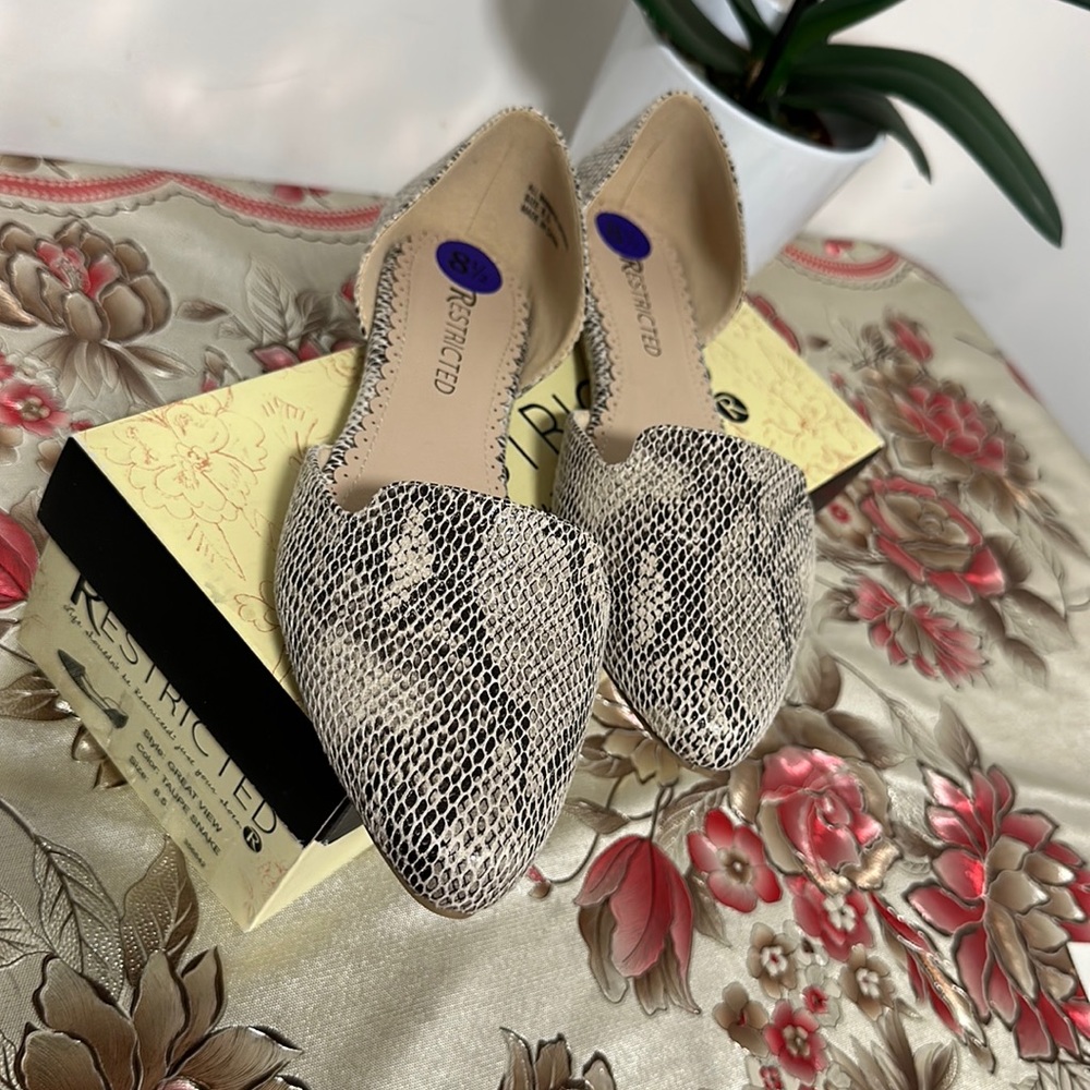 Brand new flats never worn. Size 8.5